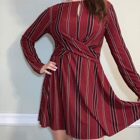 Cute and stylish red dress - Picture 1 of 2